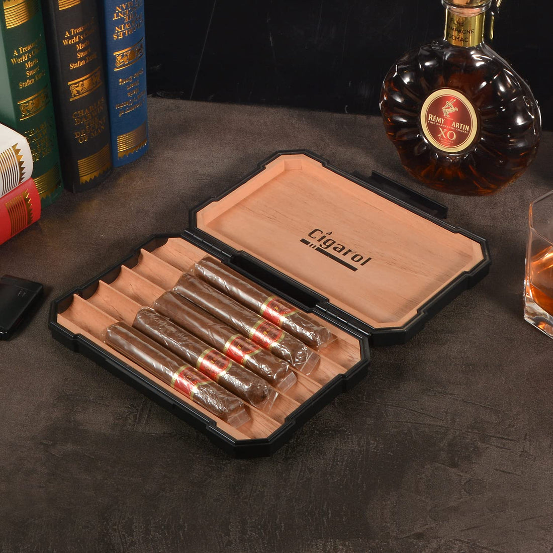 Black Cigar Travel Case with 5 cigars